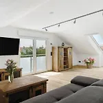 Moderne Offene Dachgeschosswohnung Apartment