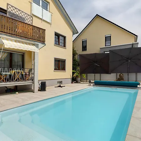 Moderne Offene Dachgeschosswohnung アパート